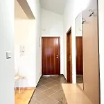 Spacious In Near Garden - 4 Min Apartment Tisno
