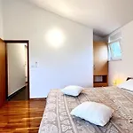 Spacious In Near Garden - 4 Min Tisno