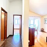 Spacious In Near Garden - 4 Min *