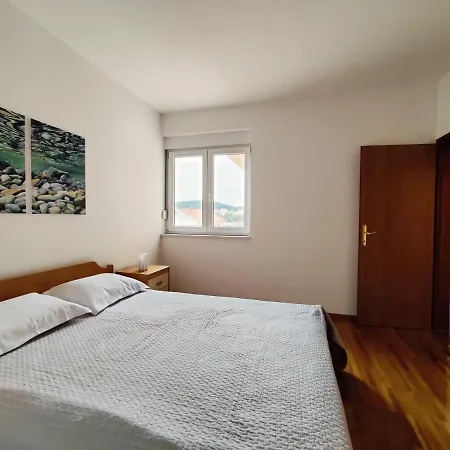 Spacious In Near Garden - 4 Min * Tisno