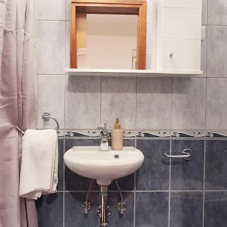 Spacious In Near Garden - 4 Min *