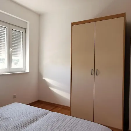 Spacious In Near Garden - 4 Min Tisno