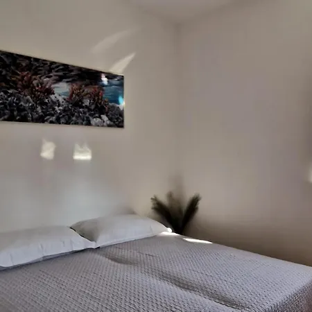 Spacious In Near Garden - 4 Min Tisno