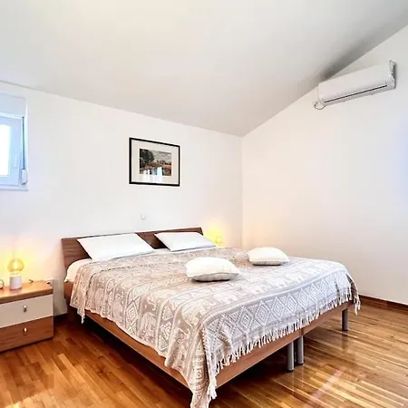 Spacious In Near Garden - 4 Min * Tisno