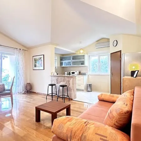 Spacious In Near Garden - 4 Min