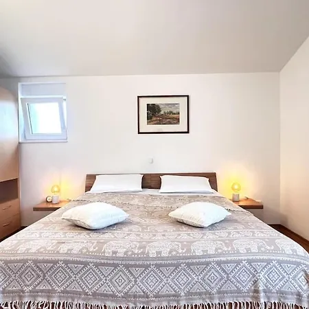 Apartman Spacious In Near Garden - 4 Min