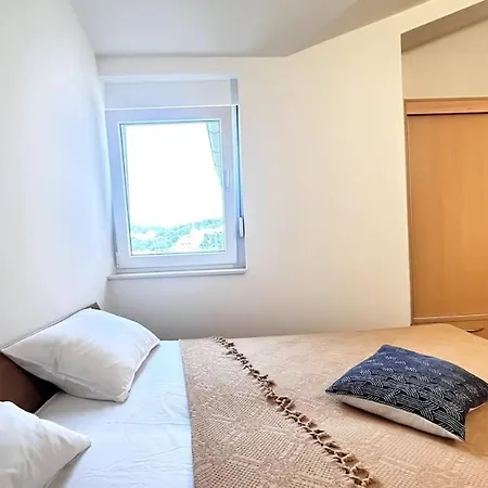 Spacious In Near Garden - 4 Min * Tisno