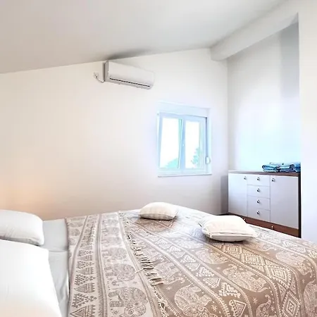 Spacious In Near Garden - 4 Min