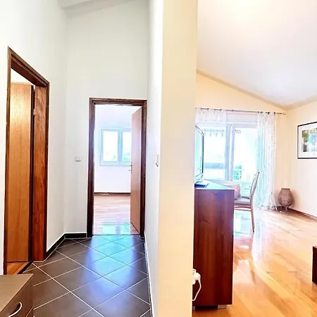 Spacious In Near Garden - 4 Min *