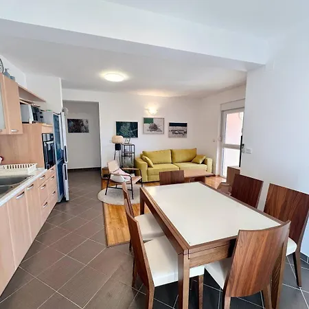 Spacious In Near Garden - 4 Min *