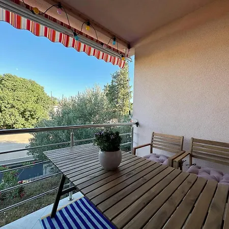 Spacious In Near Garden - 4 Min Apartmán Tisno
