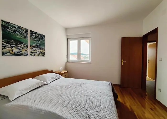 Spacious In Near Garden - 4 Min * Tisno