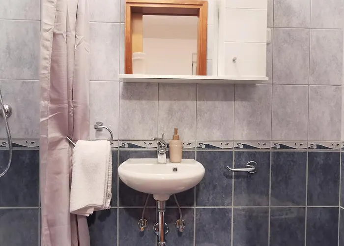 Spacious In Near Garden - 4 Min *