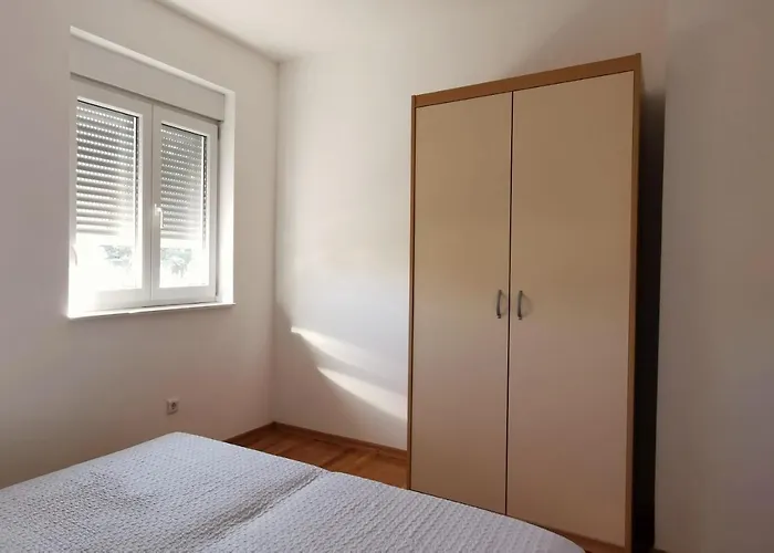 Spacious In Near Garden - 4 Min Tisno