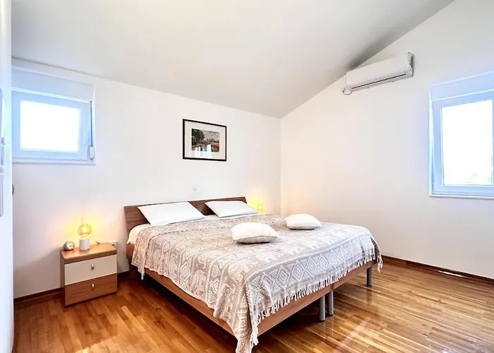 Spacious In Near Garden - 4 Min * Tisno