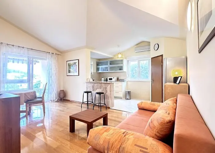 Spacious In Near Garden - 4 Min