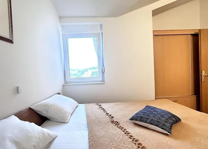 Spacious In Near Garden - 4 Min * Tisno