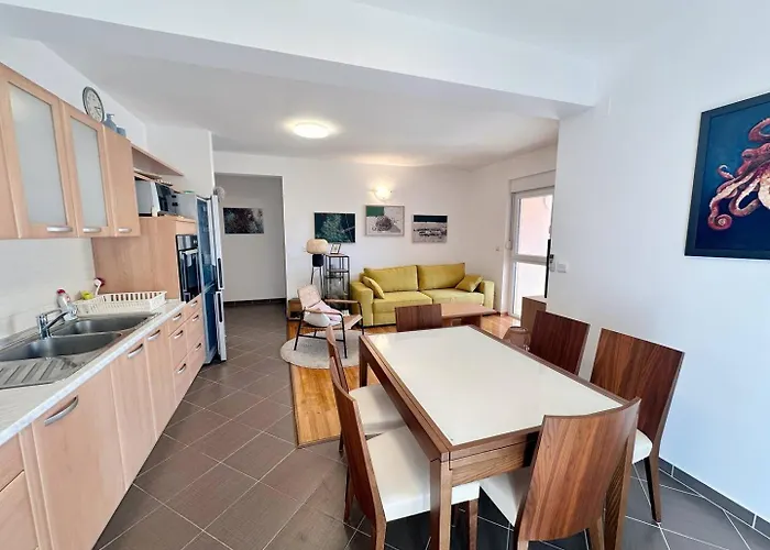 Spacious In Near Garden - 4 Min *